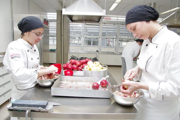 Quem ama gastronomia vai adorar o curso técnico de Cozinha da ETEC.