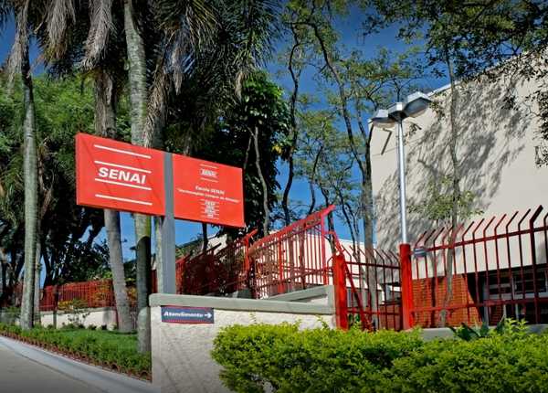 Quais são os cursos técnicos oferecidos pelo SENAI Guarulhos?