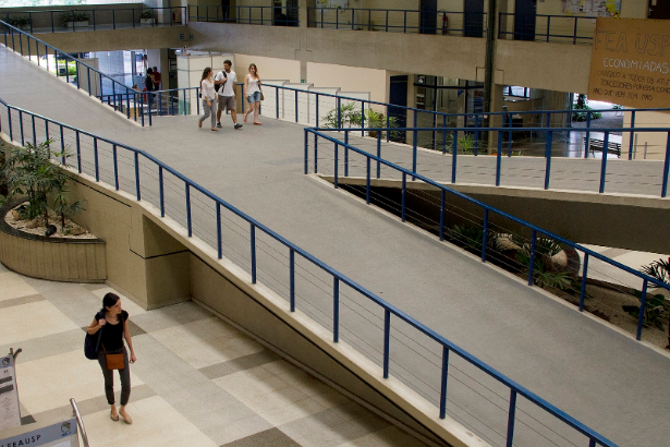 Alunos dentro da FEA USP