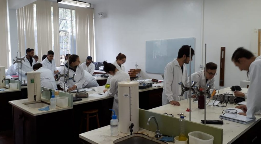 Alunos do curso de química em laboratório da UFPR