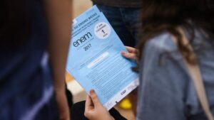 Aluna com sua prova do ENEM