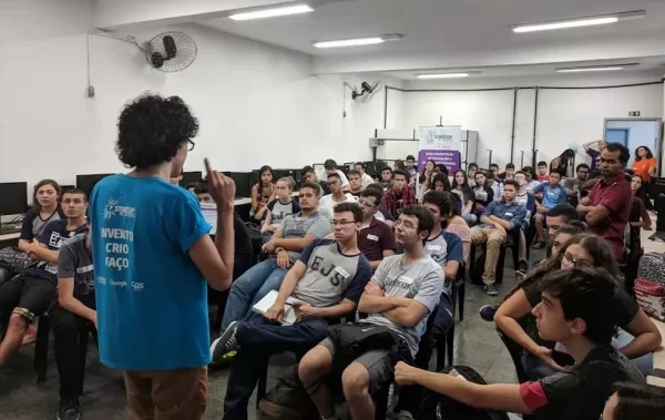 Alunos em aula de empreendedorismo na ETEC de São Paulo