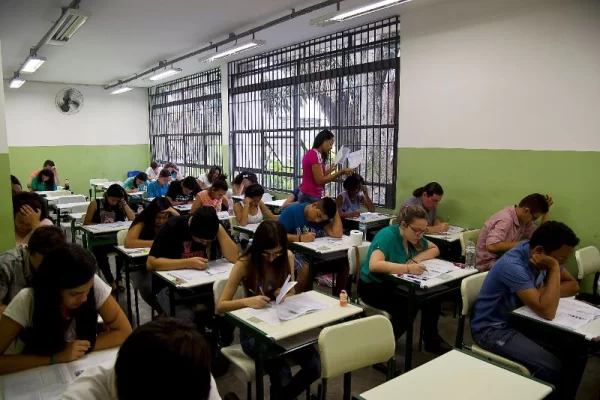 Alunos prestando a ETEC