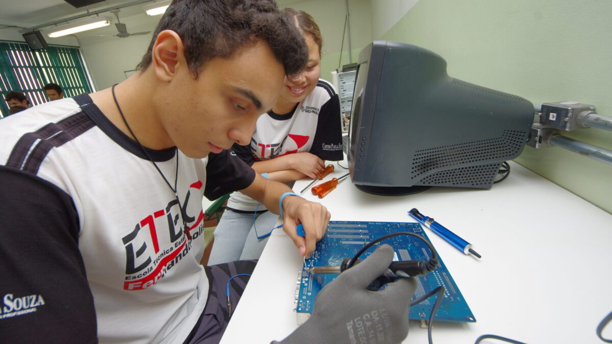 Curso de Eletrônica da Escola Técnica Federal do as