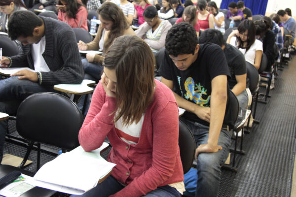 Alunos prestando a prova do IFSP Ensino Técnico
